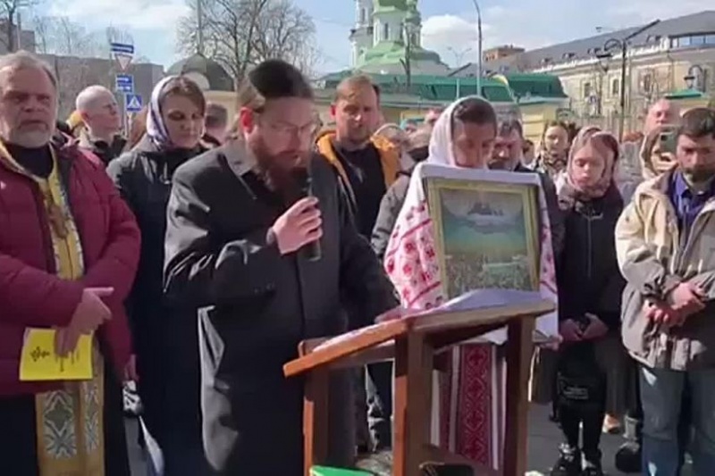 В Киеве православные верующие письменно обратились к Зеленскому с просьбой не подписывать законы, направленные против УПЦ