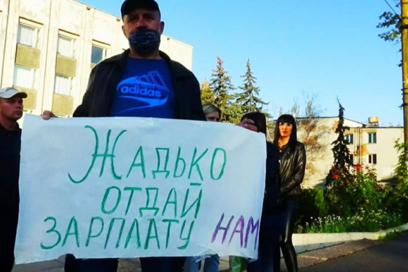 У місті на Дніпропетровщині комунальники вийшли на акцію протесту