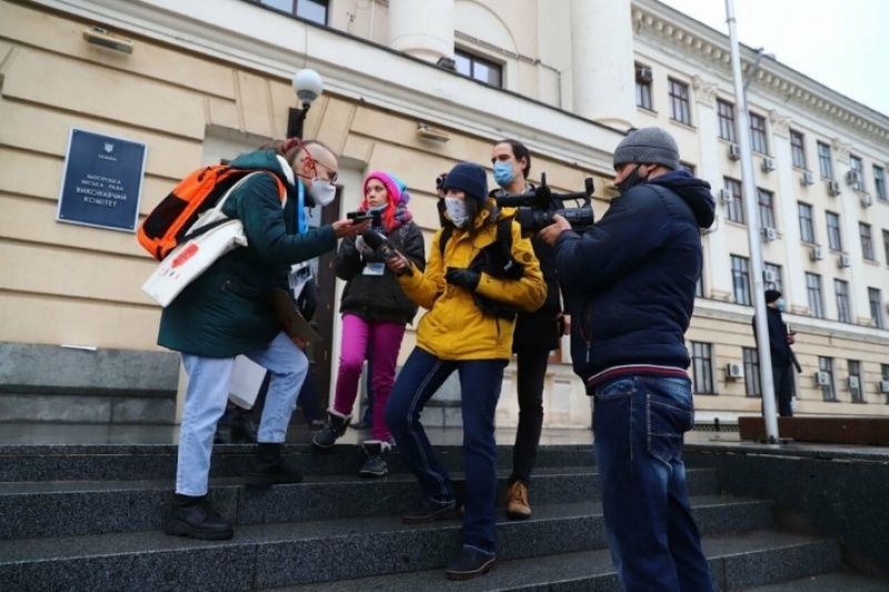 В Запорожье журналисты, которых не пускали на сессию горсовета, протестовали под стенами мэрии