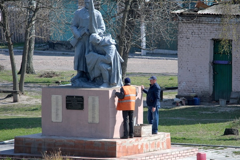 В Ямполі ремонтують пам’ятники визволителям