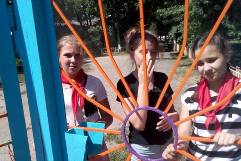 В оздоровительном лагере Днепропетровщины все дети носят красные галстуки