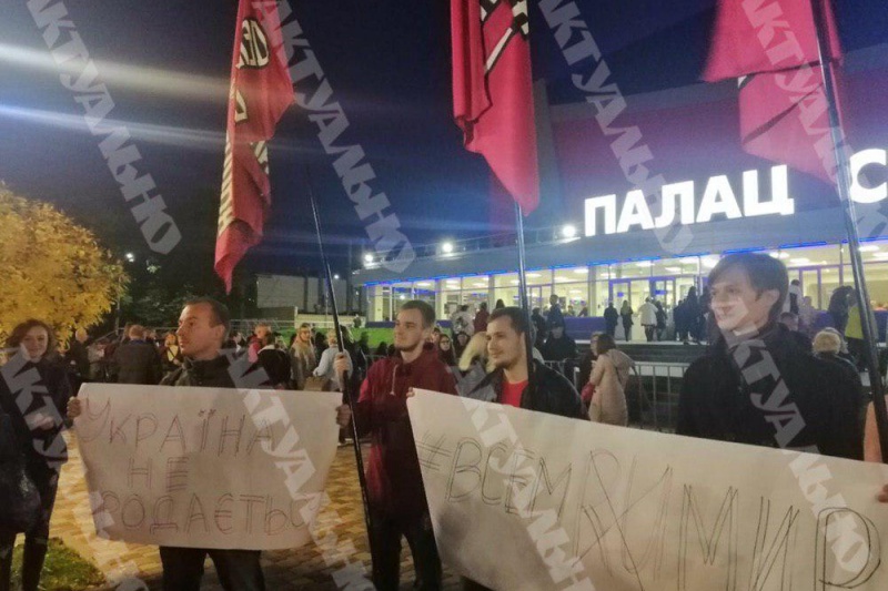 «Винник, ты не прав!»: запорожцы собрались на акцию протеста возле Дворца спорта