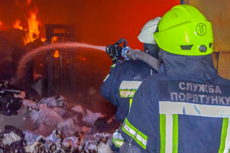 Под Днепром мужчина бросил взрывпакеты в жилой дом: здание загорелось