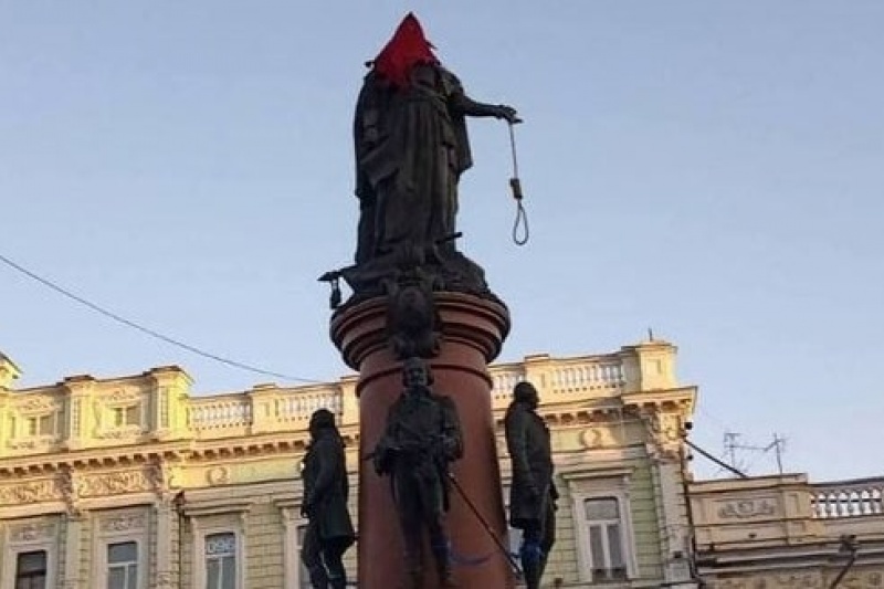 Одесса. Очередное издевательство нациков над памятником Отцам Основателям города
