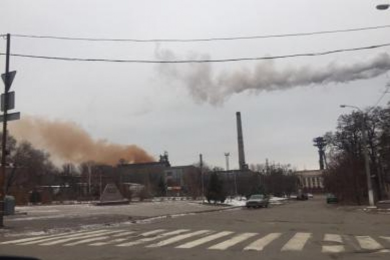 Екоактивісти Дніпра закликають не давати металургійному заводу дозвіл на викиди