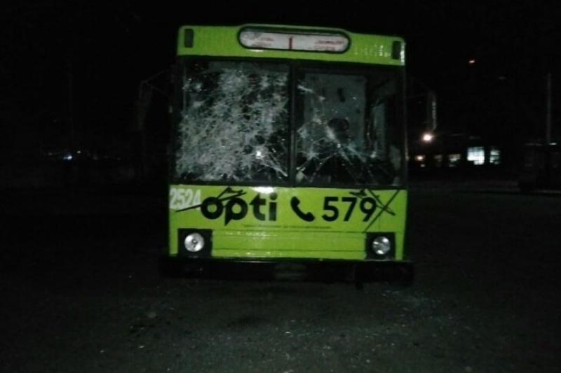 В Днепре группа подростков разгромила 4 троллейбуса
