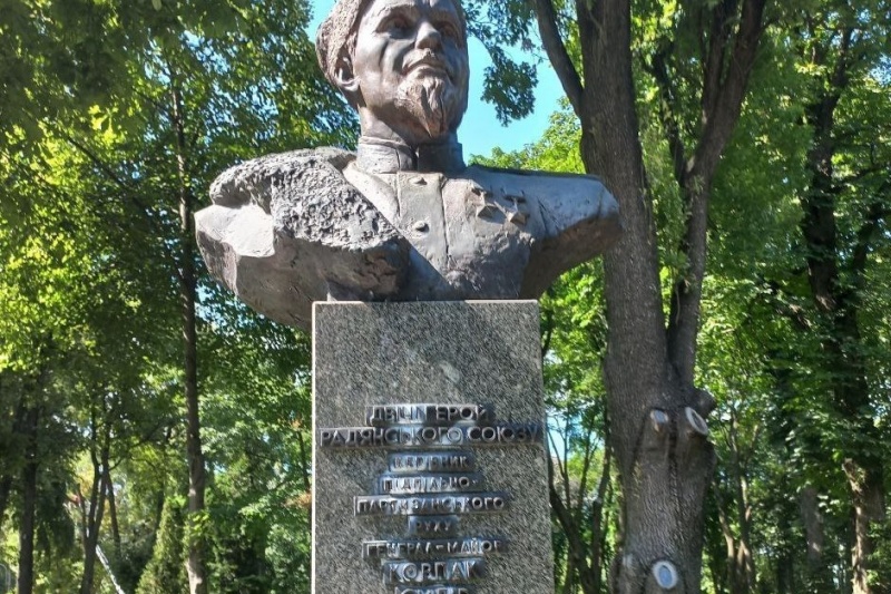 Нацистские вандалы вновь надругались над памятником Ковпака в Киеве