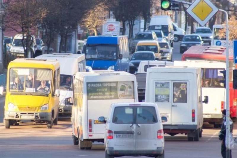 Транспортный коллапс в Запорожье: люди вынуждены стоять в километровых очередях