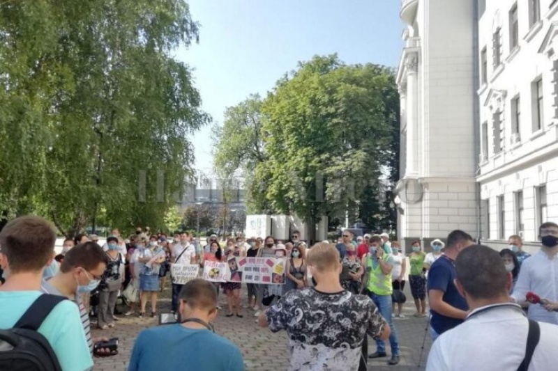 В Днепре под окнами главы облсовета Святослава Олейника прошли сразу два массовых митинга