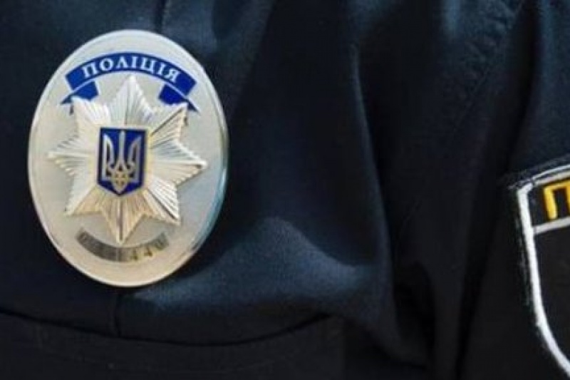 На Дніпропетровщині поліцейського підозрюють у перевищенні повноважень: бив кийком затриманого