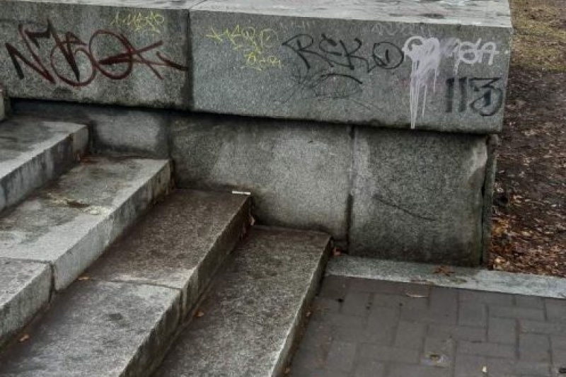 В Запорожье вандалы изуродовали мемориал «Скорбящая мать»