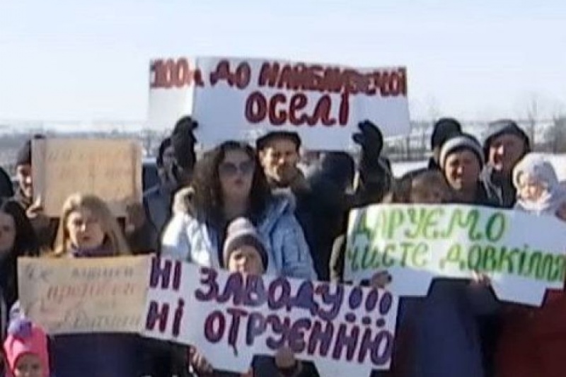 Біля Дніпра жителі збунтувалися проти токсичного виробництва електрики з курячого посліду