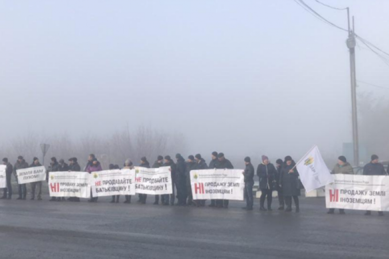 На Полтавщині аграрії перекрили трасу Київ-Харків, протестуючи проти продажу землі