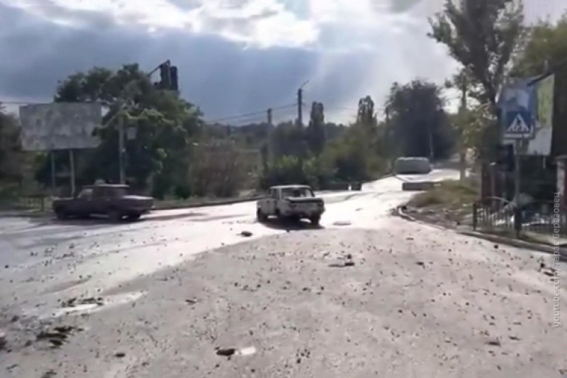 Украинская артиллерия расстреляла колонну беженцев из Купянска