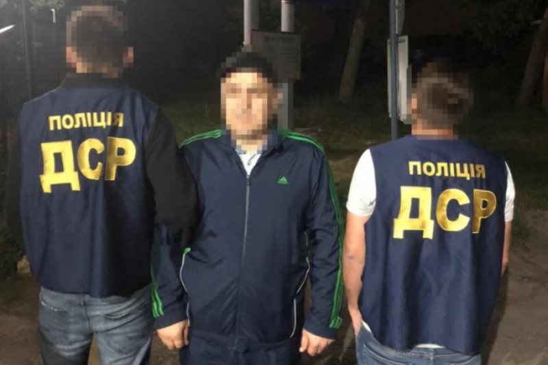 «Кримінальний авторитет» у місті на Полтавщині потрапив під санкції: його депортували