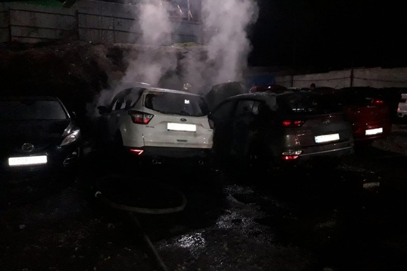 В Днепровском районе подожгли и облили кислотой 10 машин