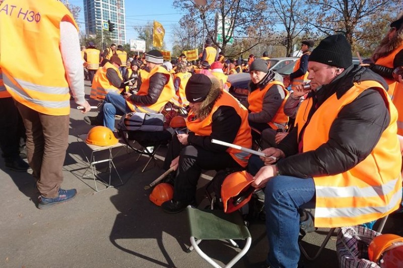 Протестующие никопольские ферросплавщики надели оранжевые жилеты