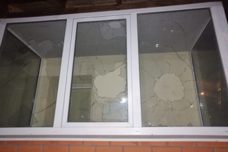 На Сумщине местной газете побили окна