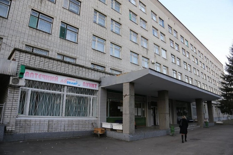 Входи і виходи забивають дошками: районну лікарню закривають для відвідувачів