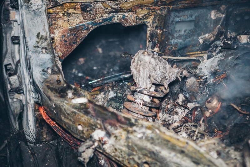 В Днепре на Тополе дотла сгорели два BMW