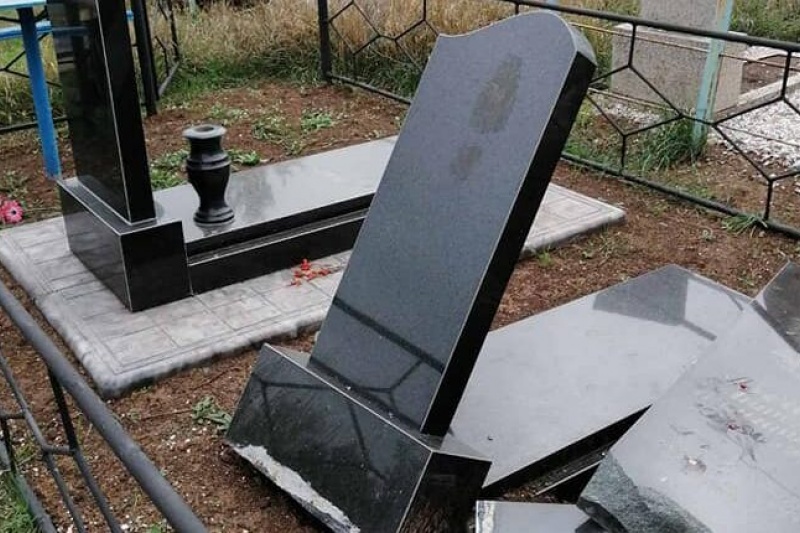 Вандалы разбили 14 памятников на кладбище в Запорожской области: комментарий полиции