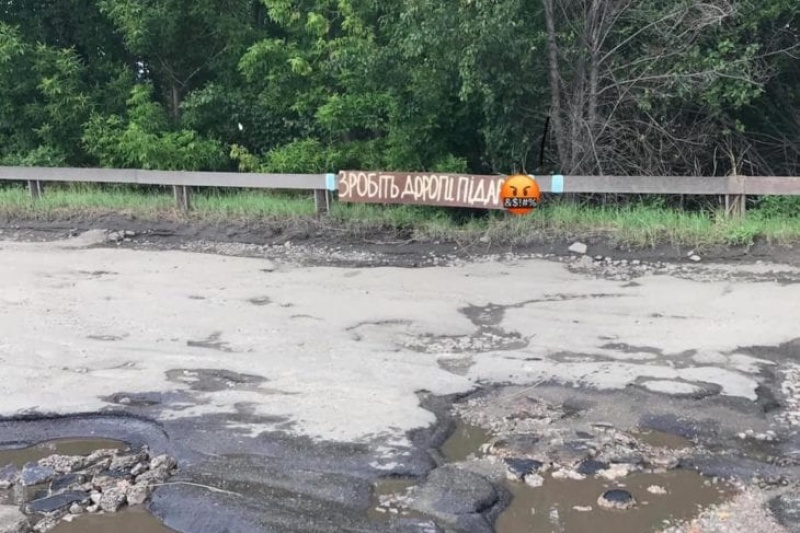 Сперва мост, а теперь национальная трасса: водители бьют тревогу из-за убитой трассы Никополь — Запорожье