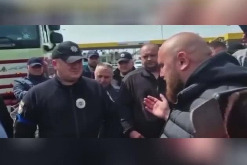 На Волыни в Ягодине украинские водители блокировали въезд польским грузовикам