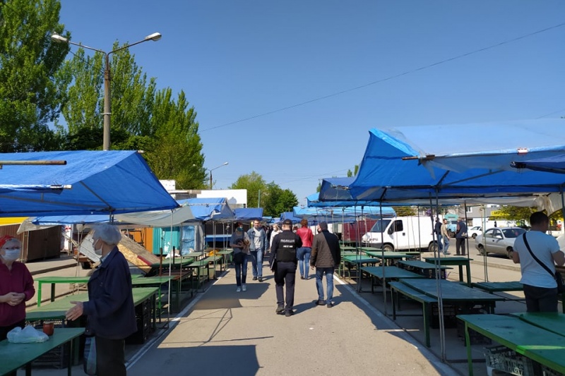 Избирательный карантин: в Запорожье полиция разогнала предпринимателей на рынке