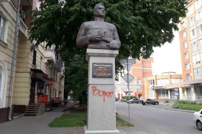 У Полтаві обмалювали пам’ятник Ватутіну