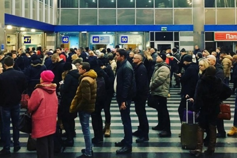 Поезда в Киев задерживаются с отправкой на несколько часов: что произошло