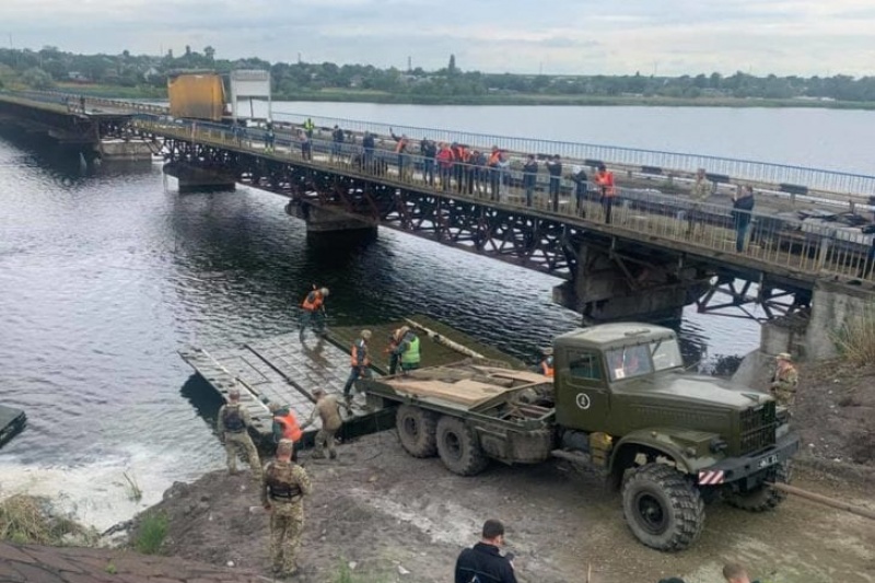 Обрушение Алексеевского моста: военные начали строительство понтонной переправы