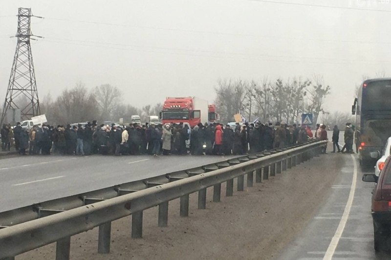 Мітингувальники, які перекривали трасу Київ-Харків на Полтавщині, оголосили вимоги та не збираються відступати