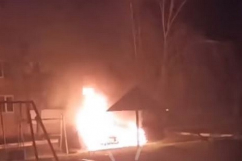 Две машины за ночь: в Марганце орудуют поджигатели авто