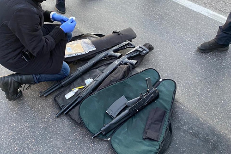 Під Дніпром затримали більше двох десятків озброєних наркодилерів в семи авто