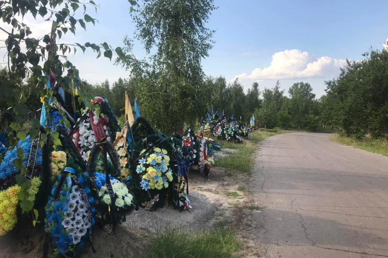 Вдоль украинских дорог начали появляться стихийные кладбища – на других мест нет