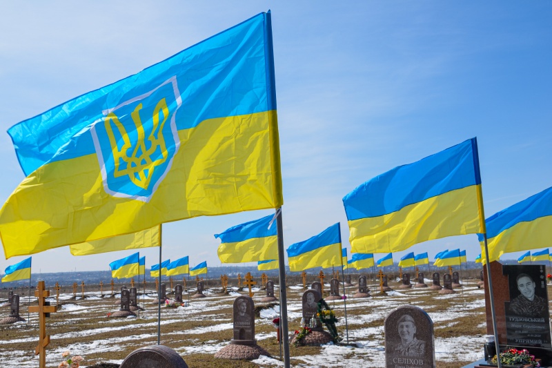 Украинские символы перебираются на кладбища