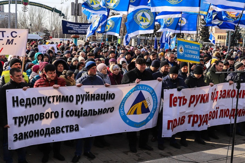 В Запорожье на протестную акцию профсоюзов «Волна гнева» вышло около 2000 человек