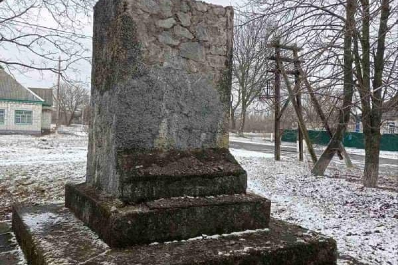 На Полтавщине снесли памятник академику Мичурину