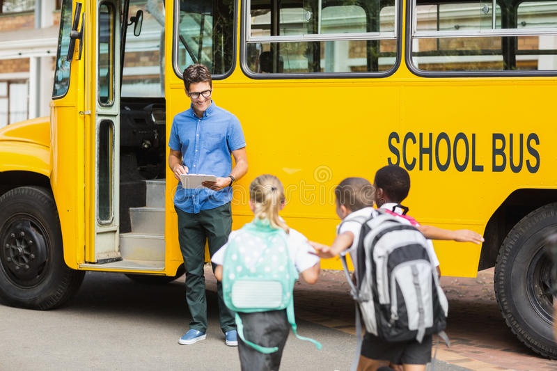 Две запорожские ОТГ делят школьный автобус, пока дети ходят на учебу пешком
