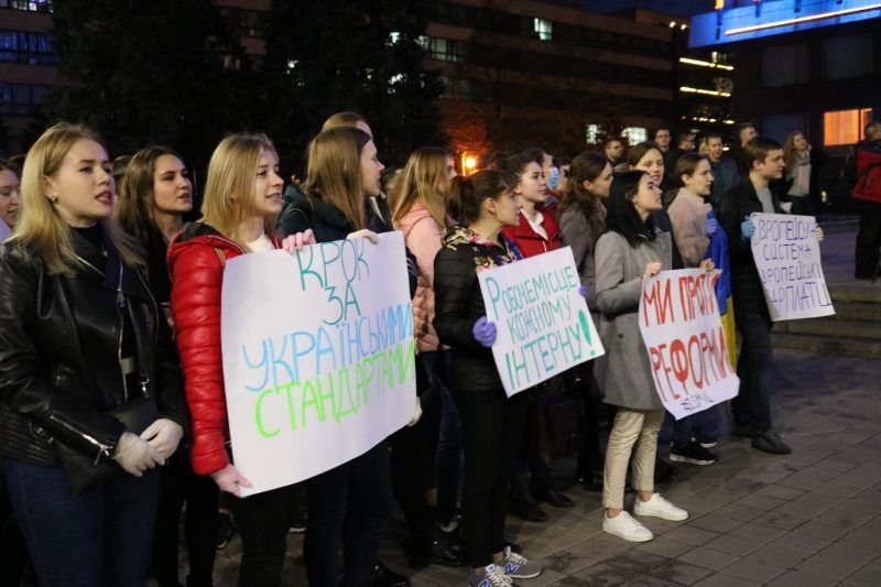 В масках и перчатках: против чего митинговали запорожские студенты-медики