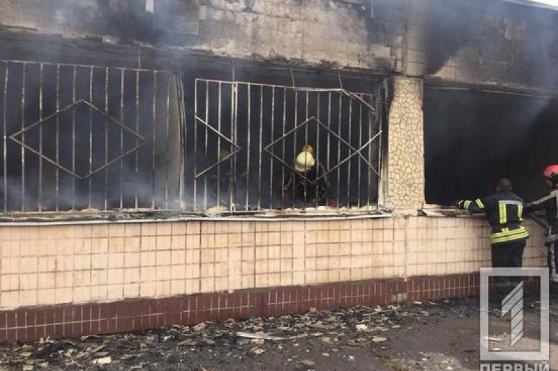 В Кривом Роге из-за пожара на территории школы эвакуировали учеников и педагогов