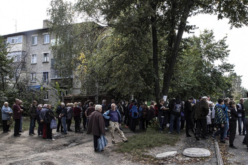 Украинская власть насильно эвакуирует мирных, а потом оставляет их без средств к существованию