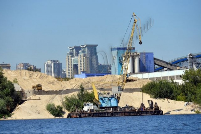 Фирму миллиардера Григоришина уличили в незаконной добыче песка на Днепре