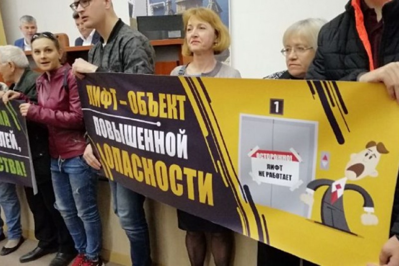 Запорожцы митингуют в мэрии против неисправных лифтов в жилых домах