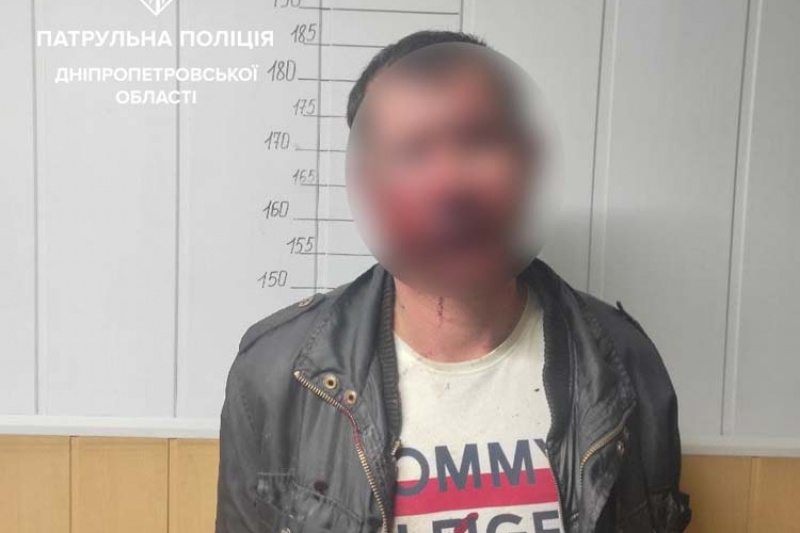 Патрульные в Днепре задержали мужчину, которого СБУ разыскивает за терроризм