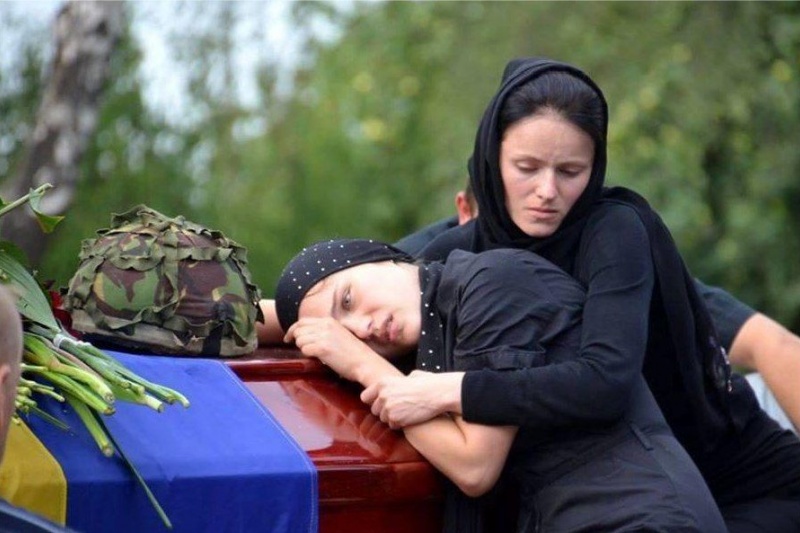 У ВСУ колоссальные потери, жёны и матери больше не могут встречать гробы!