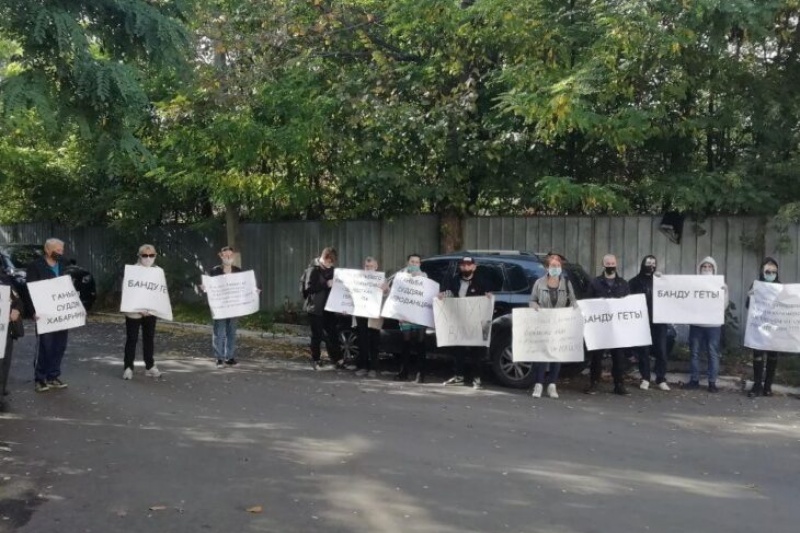 В Днепре активисты пикетируют Жовтневый райсуд и требуют разобраться с коррупцией