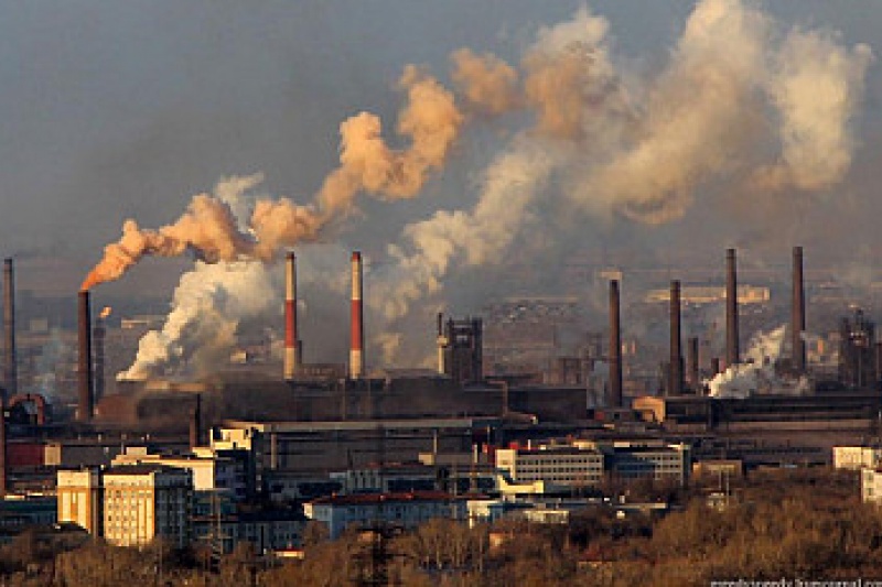 Рабочего уволили с завода после съёмок видео выбросов в Запорожье