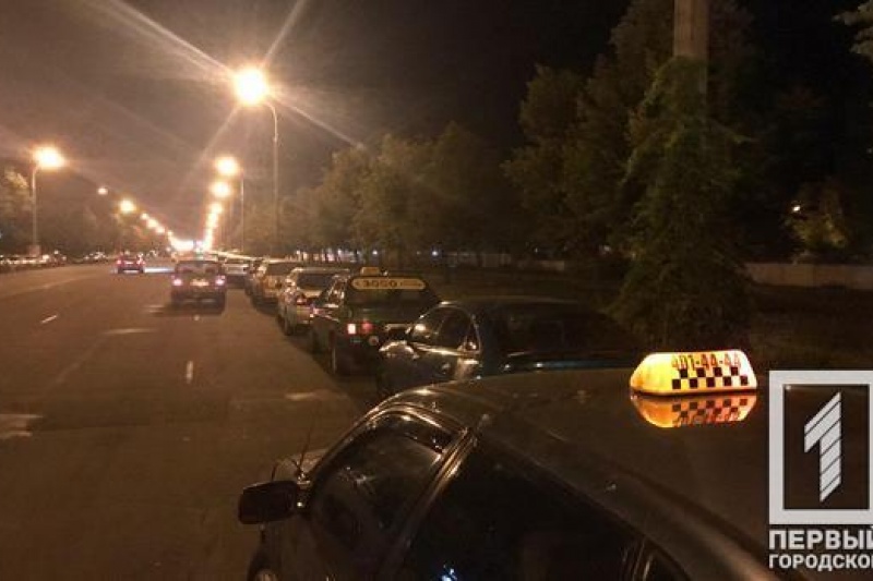 Таксисты в Кривом Роге блокировали центральные дороги из-за нападения на их коллегу