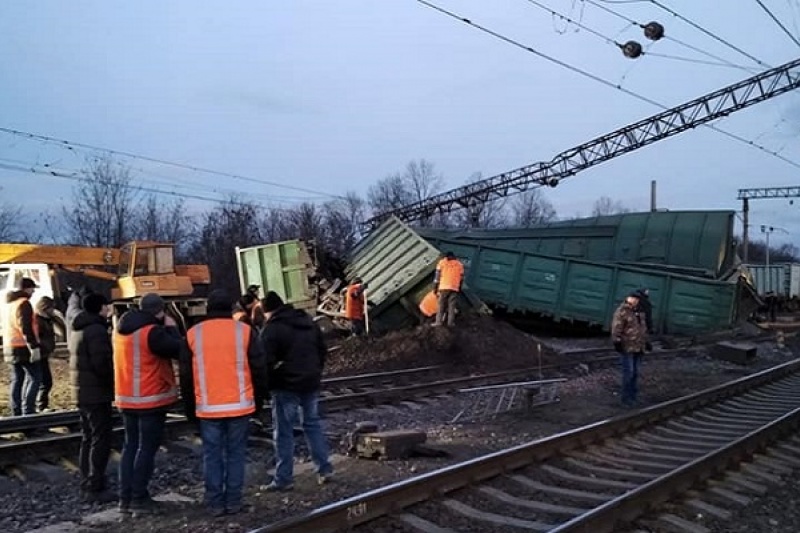 Под Днепром ночью сошли с рельсов вагоны грузового поезда